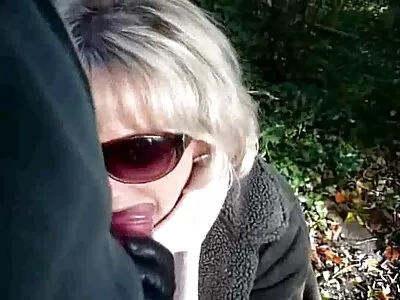 Млада брюнетка мине и sex kameri na jivo получава товар