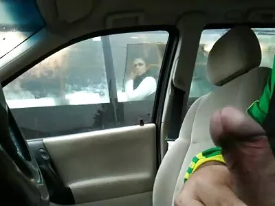 Маце получава пари за тежък скрити камери секс секс в колата