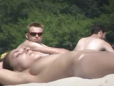 Блондинка гореща приятелка суче porno kameri и се чука на стола