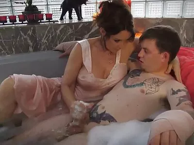 Брюнетка момиче дърпа петел сред природата veb porno