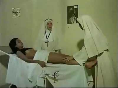 MILF брюнетка прецакана в устата порн скрита камера