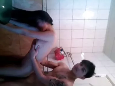 Използвайки секси краката си, за да onlain porno kameri го накара да свърши