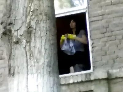 Маскираното момиче прави секс и получава напрежение в лицето си онлайн порно камери