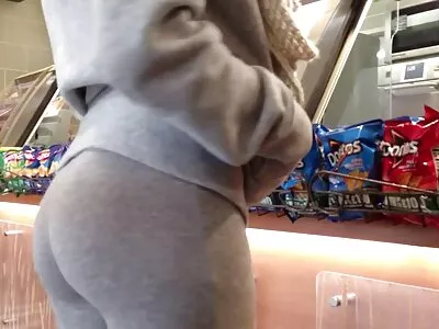 Брюнетка тийнейджър сладурана играе с seks kameri najivo играчката си на камера