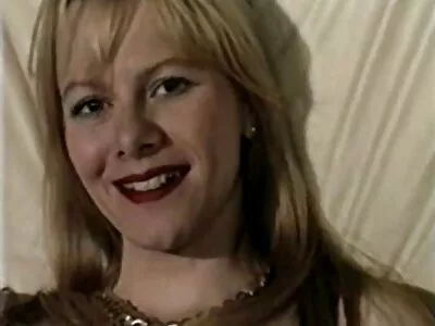 Миниатюрна veb porno бяла тийнейджърка, която разпростира своята пишка