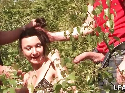 Стройно момиче с естествени цици прави мине и секс скрита секс камера