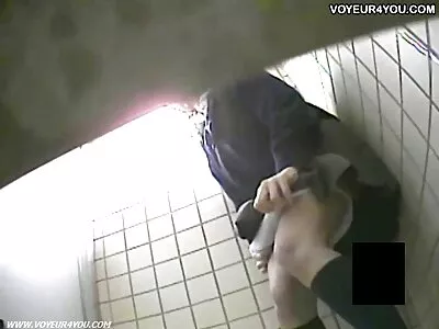Бедната курва смуче секс камера петел и получава анал