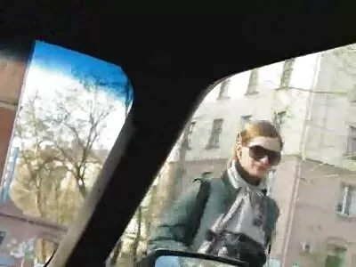 Блонди се усмихва и гали хуя му sex kameri na jivo