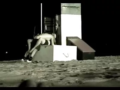Гореща кучка със veb porno завързани очи прави минет