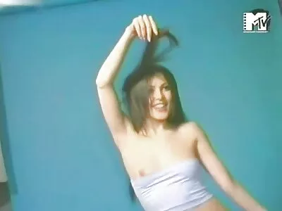 Перфектно момиче с големи porno scritie cameri цици върши работа и се чука