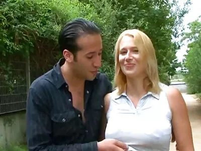 Азиатски sex kameri onlain тийнейджър смуче хуй